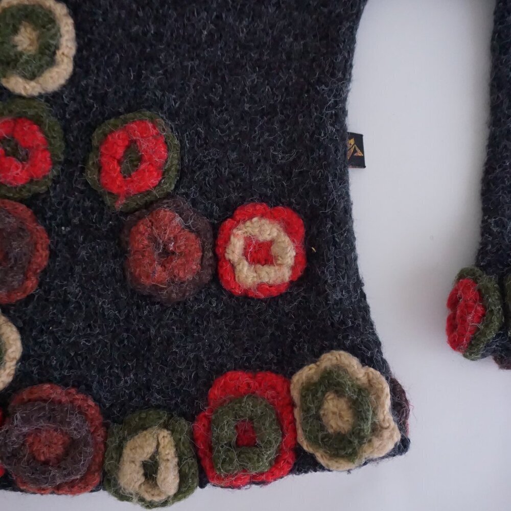 Vintage Afrika Charcoal Wool Crochet Floral Appliqué Cardigan Boho Grandmacore S - Picture 5 of 8